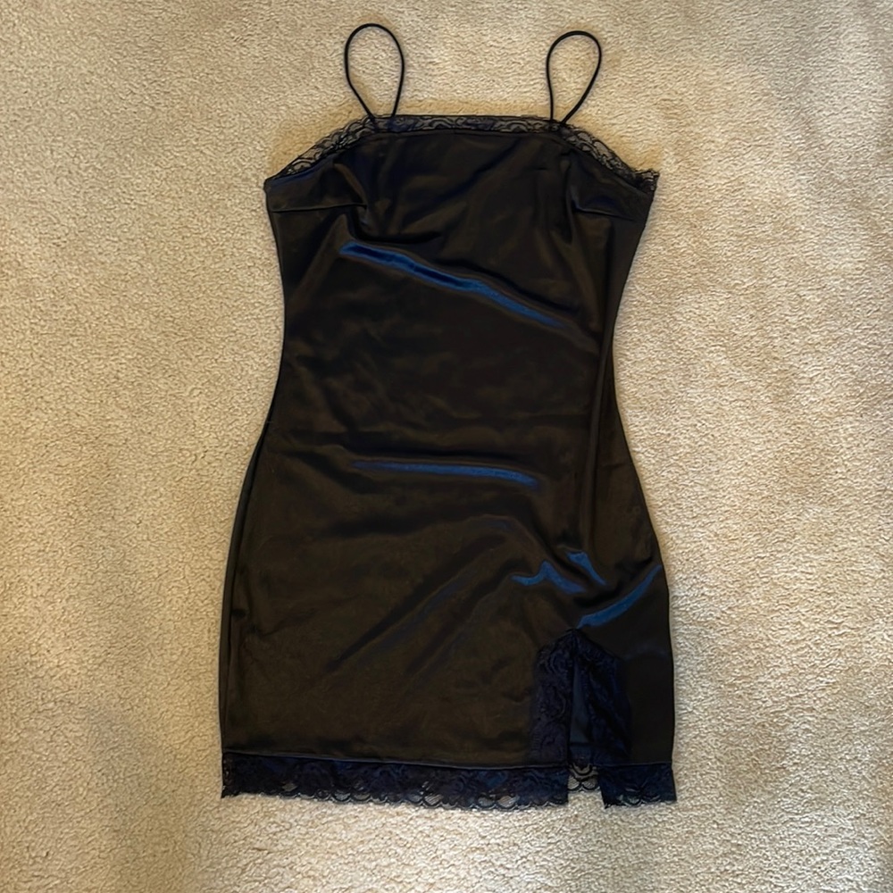 Back Fitted Dress with Lace Trim